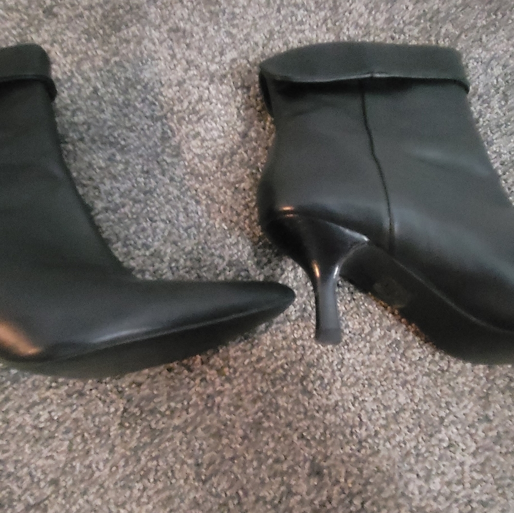Steve Madden Black Leather Stiletto Point Toe 5.5